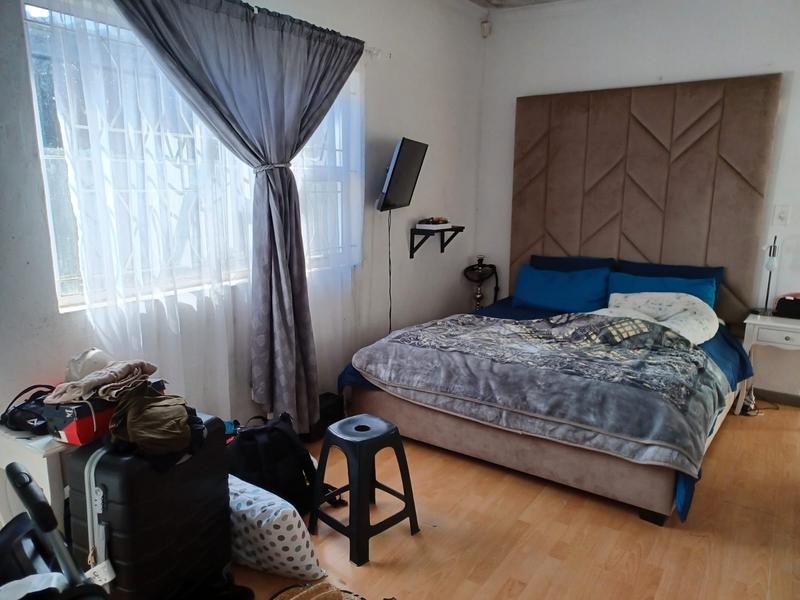 5 Bedroom Property for Sale in Pelikan Park Western Cape